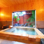 【信】鉄平石ベッド付きの内湯